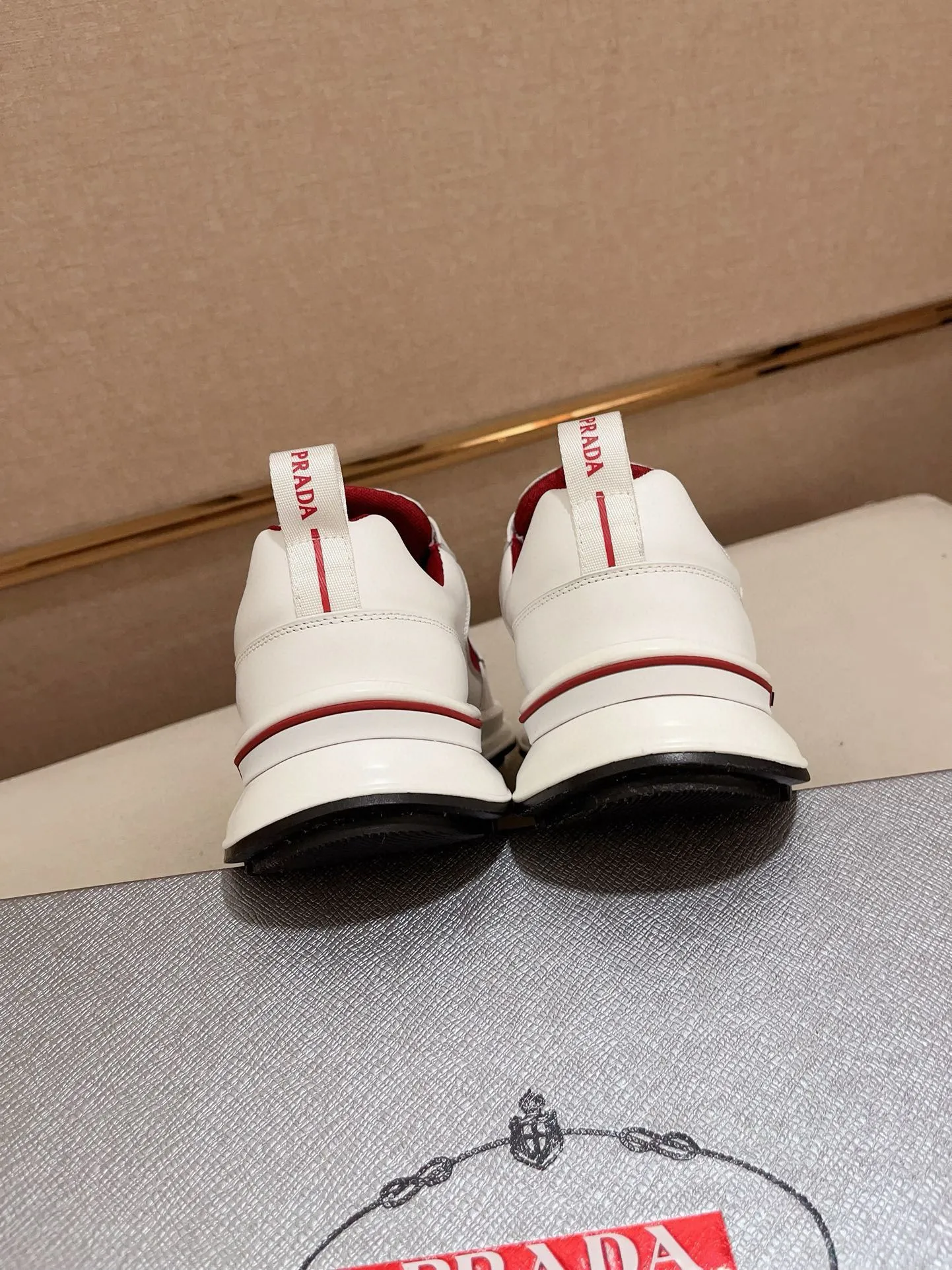 Factory price 620💰 ✔️✔️✔️Higher version High-quality new PRADA (Prada) counters are launched simultaneously. New men's shoes and 😘fabric are made of high-tech glue-spraying technology. Lining: Full cowhide lining. 👍🏿 High-end ☄️ air-cushion molded anti-slip rubber outsole, exquisite lines, simple and elegant, comfortable and high-end for leisure travel. Code number: 38 to 44 (45 is custom-made and cannot be returned or exchanged)